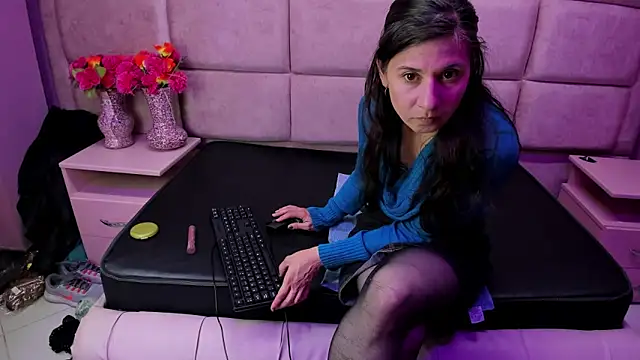 Snapshot of Kylie_Bloom chatting on November 2025 08:57:01 PM Kylie Bloom online show from November 2025 08:57:01 PM