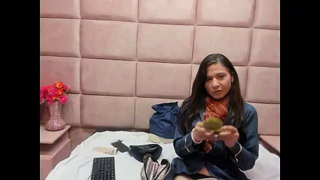 Snapshot of Kylie_Bloom chatting on November 2025 09:17:01 PM Kylie Bloom online show from November 2025 09:17:01 PM