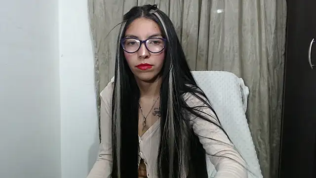 Snapshot of AlejaRosuie chatting on October 2025 02:12:02 AM AlejaRosuie online show from October 2025 02:12:02 AM