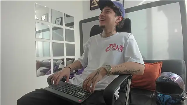 Snapshot of Sky_Wild chatting on October 2025 08:43:01 PM Sky Wild online show from October 2025 08:43:01 PM