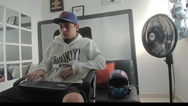 Snapshot of Sky_Wild chatting on November 2025 08:33:02 PM Sky Wild online show from November 2025 08:33:02 PM