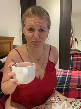 Snapshot of madamlillyrose chatting on December 2025 09:03:01 AM madamlillyrose online show from December 2025 09:03:01 AM