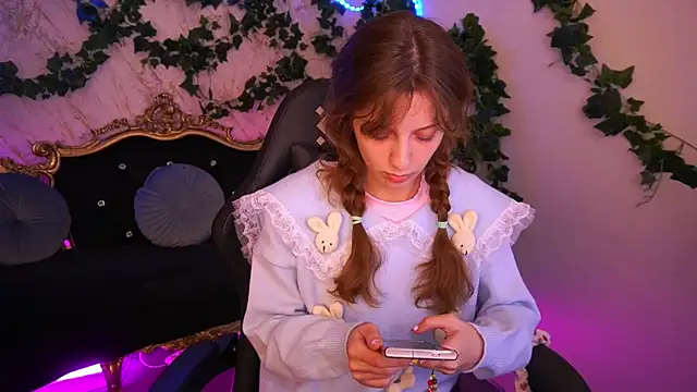 Snapshot of CuteeFoxy chatting on November 2025 02:53:02 PM CuteeFoxy online show from November 2025 02:53:02 PM