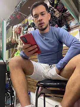 Snapshot of Leonardmoppet chatting on December 2025 10:37:02 PM Leonardmoppet online show from December 2025 10:37:02 PM