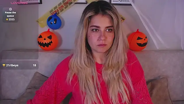 Snapshot of Sweet_Bella_Valery chatting on October 2025 10:11:01 PM Sweet Bella Valery online show from October 2025 10:11:01 PM