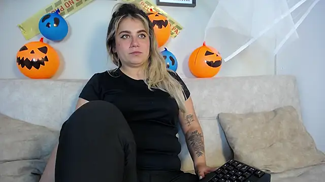 Snapshot of Sweet_Bella_Valery chatting on October 2025 10:10:02 PM Sweet Bella Valery online show from October 2025 10:10:02 PM