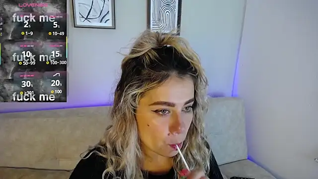 Snapshot of Sweet_Bella_Valery chatting on November 2025 09:59:02 PM Sweet Bella Valery online show from November 2025 09:59:02 PM