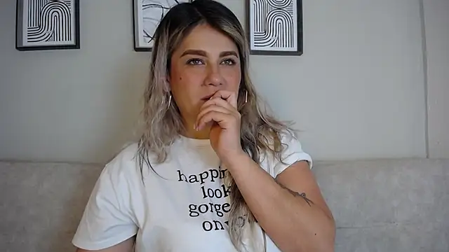 Snapshot of Sweet_Bella_Valery chatting on November 2025 11:18:02 PM Sweet Bella Valery online show from November 2025 11:18:02 PM