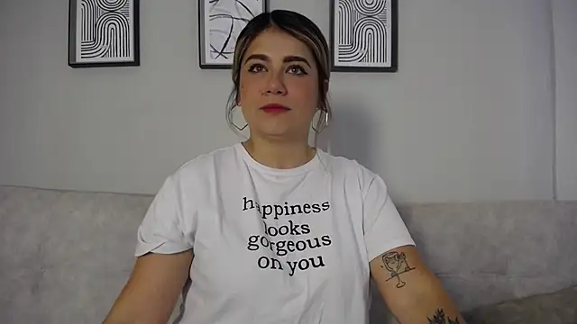 Snapshot of Sweet_Bella_Valery chatting on November 2025 08:23:02 PM Sweet Bella Valery online show from November 2025 08:23:02 PM