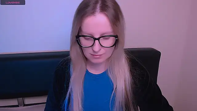 Snapshot of AllaLeomz chatting on November 2025 08:03:02 AM AllaLeomz online show from November 2025 08:03:02 AM