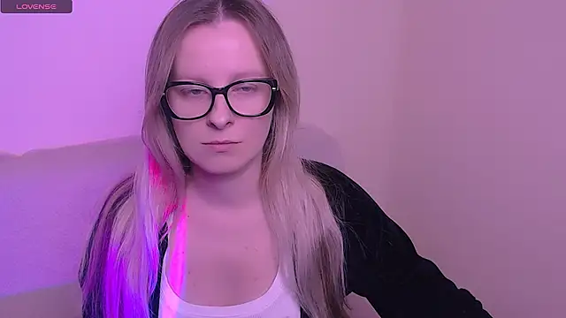 Snapshot of AllaLeomz chatting on November 2025 08:02:01 AM AllaLeomz online show from November 2025 08:02:01 AM