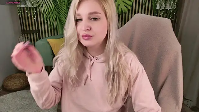 Snapshot of cold_blondie chatting on November 2025 07:08:01 AM cold blondie online show from November 2025 07:08:01 AM