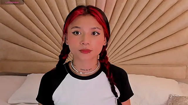 Snapshot of Emma_duff chatting on December 2025 11:48:01 AM Emma duff online show from December 2025 11:48:01 AM