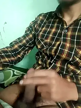 Snapshot of maxmishra18 chatting on December 2025 05:27:02 AM maxmishra18 online show from December 2025 05:27:02 AM