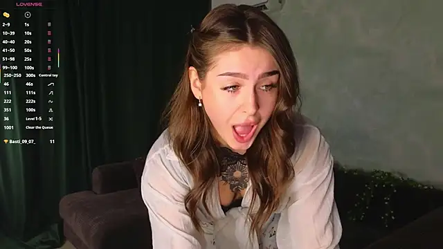 Snapshot of TinyMollys chatting on October 2025 03:36:01 PM TinyMollys online show from October 2025 03:36:01 PM