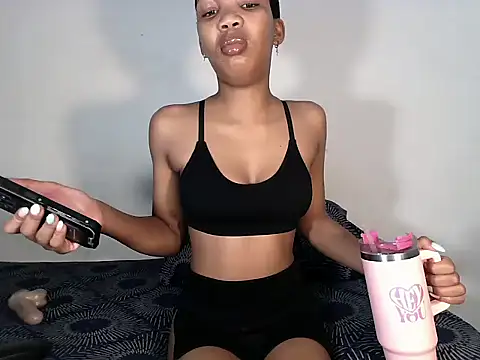 Snapshot of MinnieBee101 chatting on November 2025 10:37:01 AM MinnieBee101 online show from November 2025 10:37:01 AM