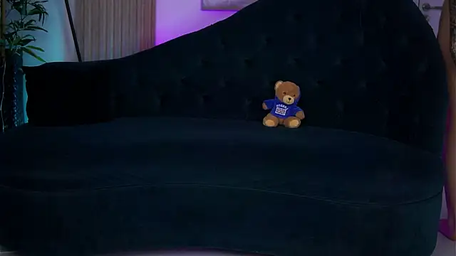 LaraSynn online show from November 2025 09:32:02 AM