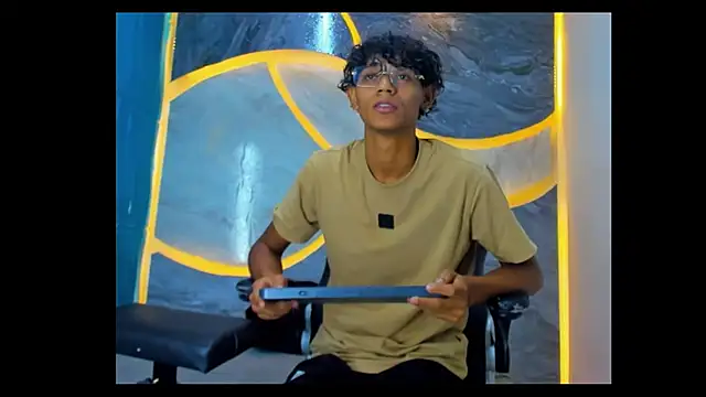 Snapshot of Sex_Boy_33_ chatting on October 2025 04:53:01 AM Sex Boy 33 online show from October 2025 04:53:01 AM