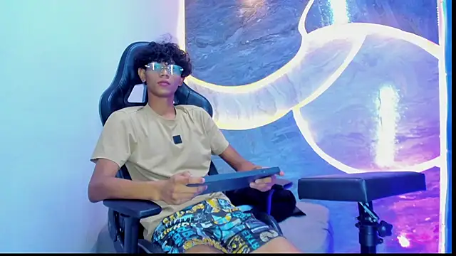 Snapshot of Sex_Boy_33_ chatting on October 2025 04:31:02 AM Sex Boy 33 online show from October 2025 04:31:02 AM