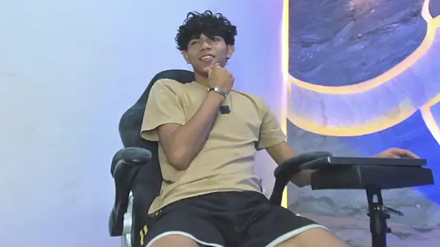 Snapshot of Sex_Boy_33_ chatting on November 2025 04:33:02 AM Sex Boy 33 online show from November 2025 04:33:02 AM