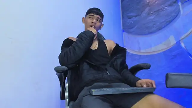 Snapshot of Sex_Boy_33_ chatting on November 2025 04:56:01 AM Sex Boy 33 online show from November 2025 04:56:01 AM