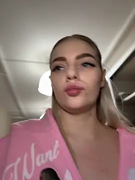 Snapshot of HugeBoobsAlice chatting on November 2025 01:33:01 PM HugeBoobsAlice online show from November 2025 01:33:01 PM