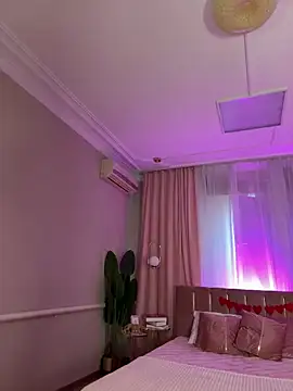 Snapshot of HugeBoobsAlice chatting on November 2025 01:11:02 PM HugeBoobsAlice online show from November 2025 01:11:02 PM