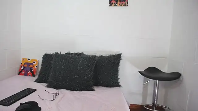 Snapshot of _IR1S_ chatting on November 2025 09:05:02 PM IR1S online show from November 2025 09:05:02 PM