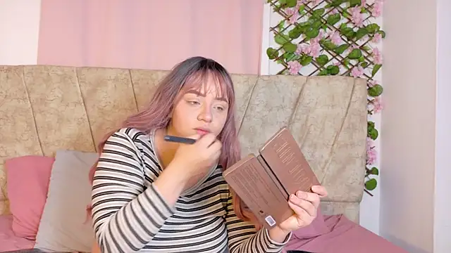 Snapshot of Karina_Wong chatting on November 2025 08:52:02 PM Karina Wong online show from November 2025 08:52:02 PM