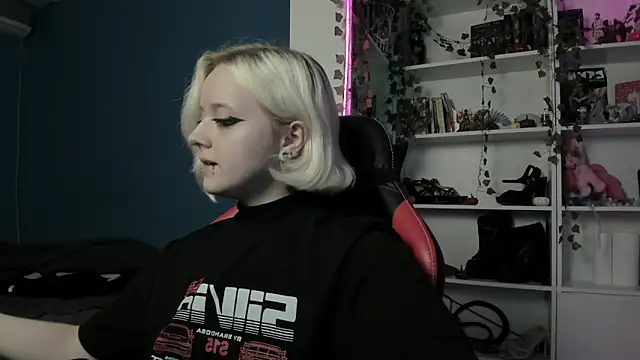 Snapshot of Holy_Mistress_S chatting on November 2025 08:59:02 AM Holy Mistress S online show from November 2025 08:59:02 AM