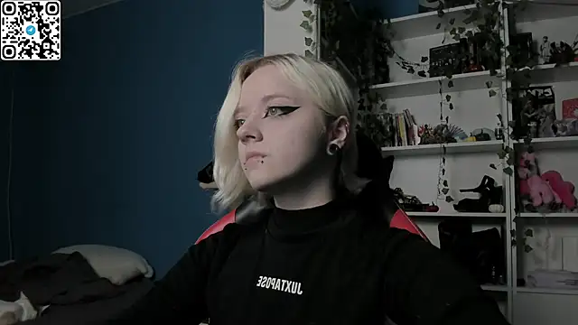 Snapshot of Holy_Mistress_S chatting on November 2025 10:18:01 AM Holy Mistress S online show from November 2025 10:18:01 AM