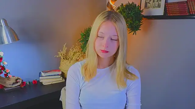 Snapshot of YungLyssy chatting on November 2025 03:05:01 AM YungLyssy online show from November 2025 03:05:01 AM