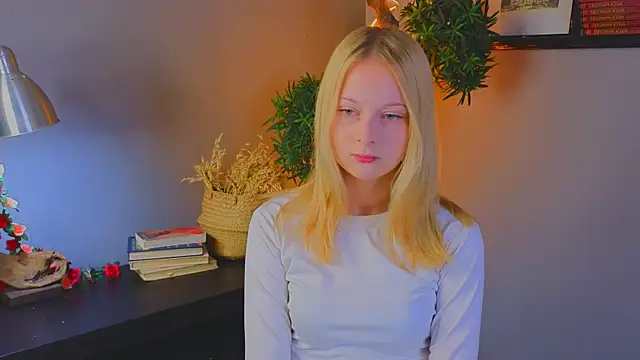 Snapshot of YungLyssy chatting on November 2025 02:43:01 AM YungLyssy online show from November 2025 02:43:01 AM