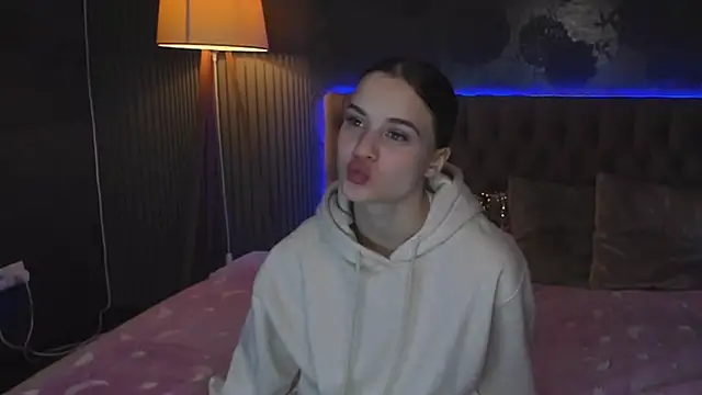 Snapshot of LuisaClover chatting on November 2025 01:31:01 PM LuisaClover online show from November 2025 01:31:01 PM