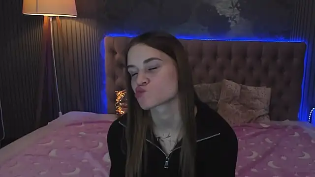 Snapshot of LuisaClover chatting on November 2025 01:43:01 PM LuisaClover online show from November 2025 01:43:01 PM