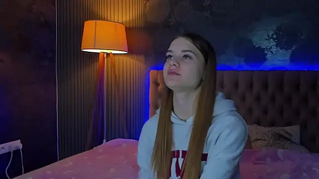 Snapshot of LuisaClover chatting on November 2025 01:10:02 PM LuisaClover online show from November 2025 01:10:02 PM