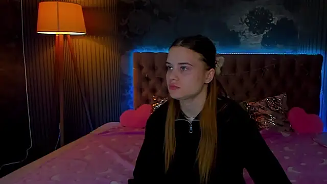 Snapshot of LuisaClover chatting on November 2025 01:25:02 PM LuisaClover online show from November 2025 01:25:02 PM