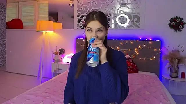 Snapshot of LuisaClover chatting on December 2025 01:16:02 PM LuisaClover online show from December 2025 01:16:02 PM