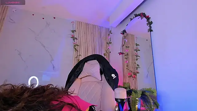 LolaMustaine  online show from November 2025 10:32:02 PM