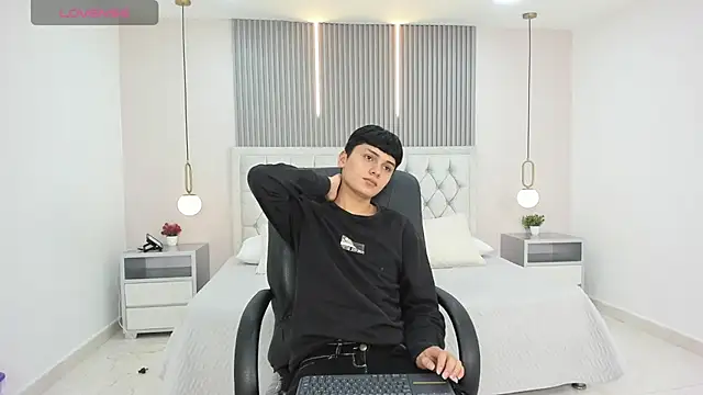 Snapshot of Maxii18_ chatting on December 2025 06:37:02 PM Maxii18 online show from December 2025 06:37:02 PM