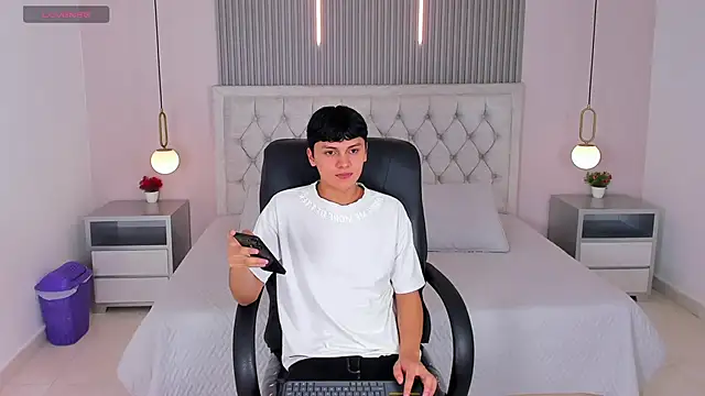 Snapshot of Maxii18_ chatting on December 2025 06:45:02 PM Maxii18 online show from December 2025 06:45:02 PM