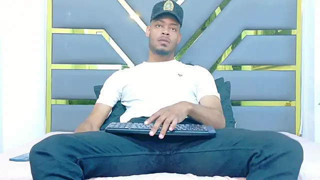 Snapshot of Neytanmalcon chatting on November 2025 08:32:01 PM Neytanmalcon online show from November 2025 08:32:01 PM