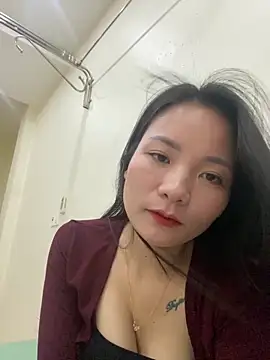 Bee Yellow00 online show from October 2025 04:35:02 AM