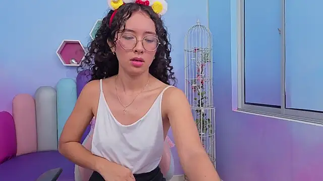 Snapshot of Sasha-Monroe chatting on December 2025 11:53:01 PM Sasha-Monroe online show from December 2025 11:53:01 PM