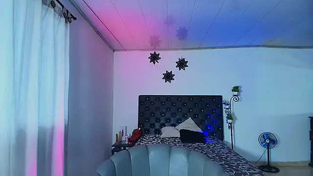 Snapshot of GiannaRoberts chatting on November 2025 12:04:02 PM GiannaRoberts online show from November 2025 12:04:02 PM