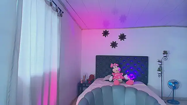 Snapshot of GiannaRoberts chatting on November 2025 12:15:01 PM GiannaRoberts online show from November 2025 12:15:01 PM