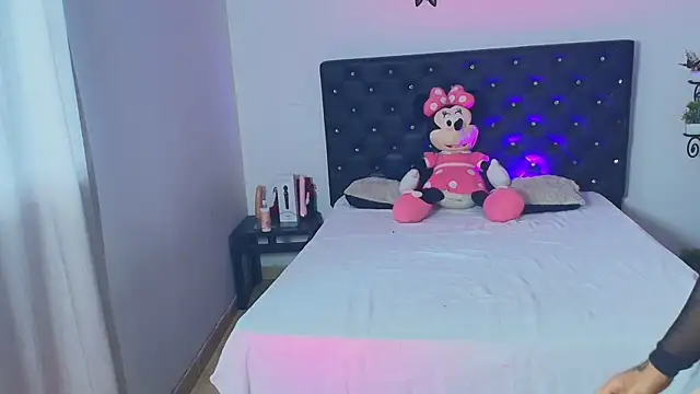 Snapshot of GiannaRoberts chatting on November 2025 12:48:02 PM GiannaRoberts online show from November 2025 12:48:02 PM