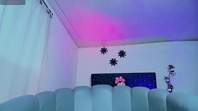 Snapshot of GiannaRoberts chatting on November 2025 11:36:02 AM GiannaRoberts online show from November 2025 11:36:02 AM