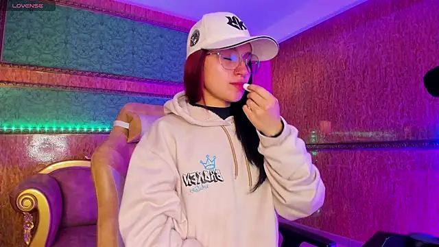 Snapshot of Ale_sweety_ chatting on December 2025 12:36:02 PM Ale sweety online show from December 2025 12:36:02 PM