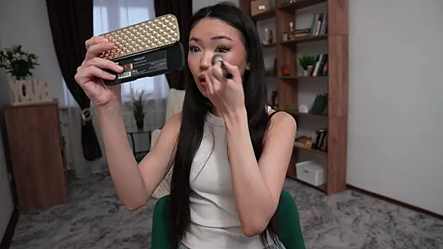 Snapshot of OnieClose chatting on December 2025 08:00:02 AM OnieClose online show from December 2025 08:00:02 AM